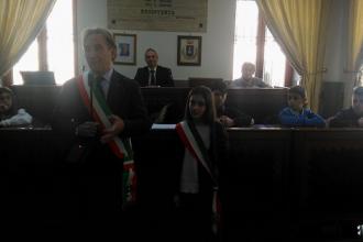 Il sindaco Iaia consegna la fascia al sindaco dei ragazzi Farina