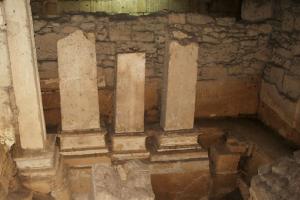 Camminata culturale tra sarcofagi, Sacello Romano e Villa Capecelatro