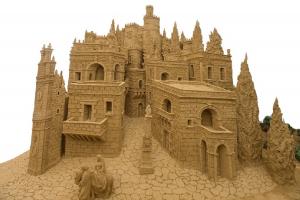 Scultori di sabbia hanno realizzato lo stupendo Presepe architettonico