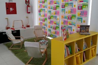  Una sala lettura nel Centro Famiglie del quartiere S. Girolamo-Fesca