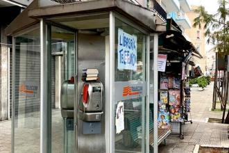 Lo street artist Borgiac inventa le librerie-telefoniche